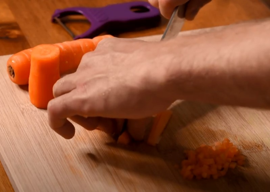 https://bouncebackfood.co.uk/wp-content/uploads/2023/11/how-to-dice-and-julienne-a-carrot.png
